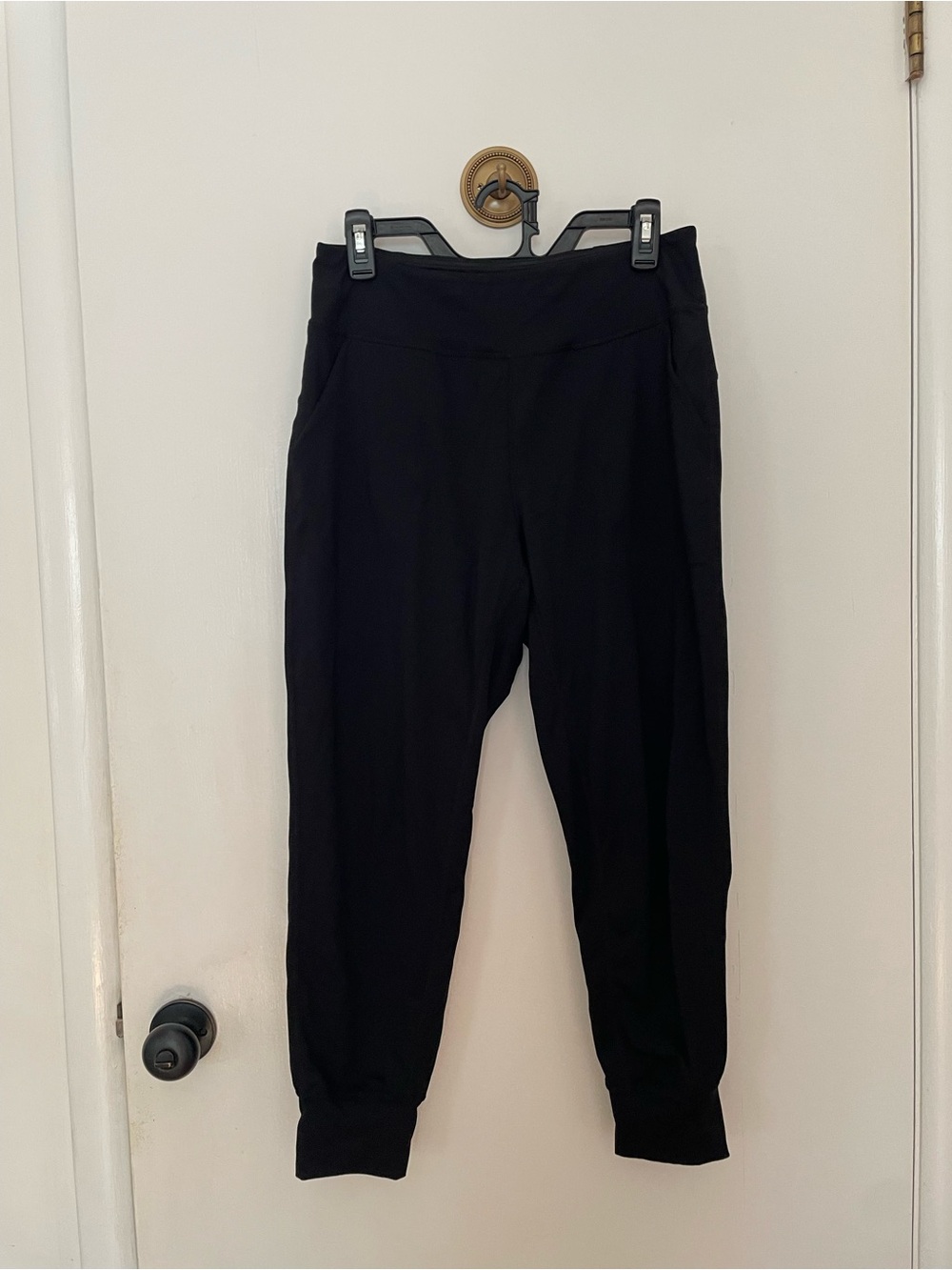 Soothfeel Women's Black Dryfit Jogger Pants Short Petite